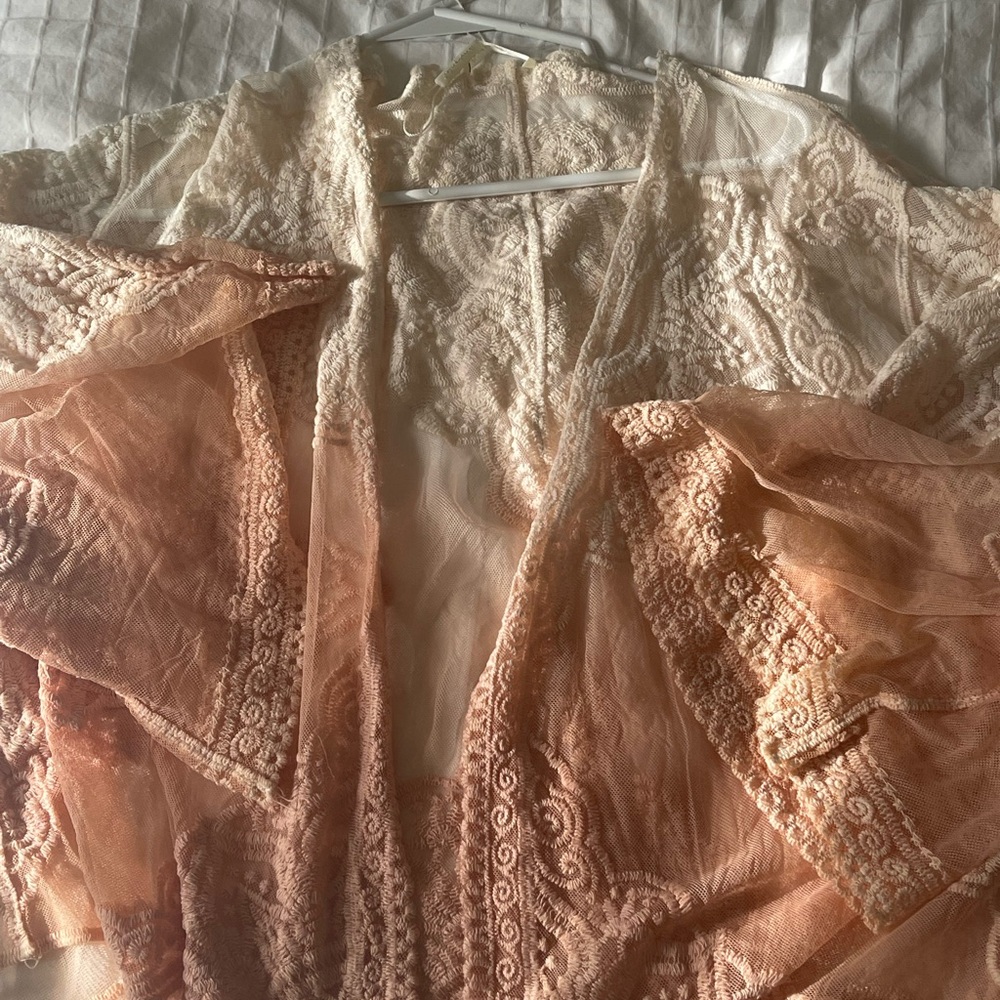 Elegant Lace Kimono in Peach and Cream. - Picture 6 of 6